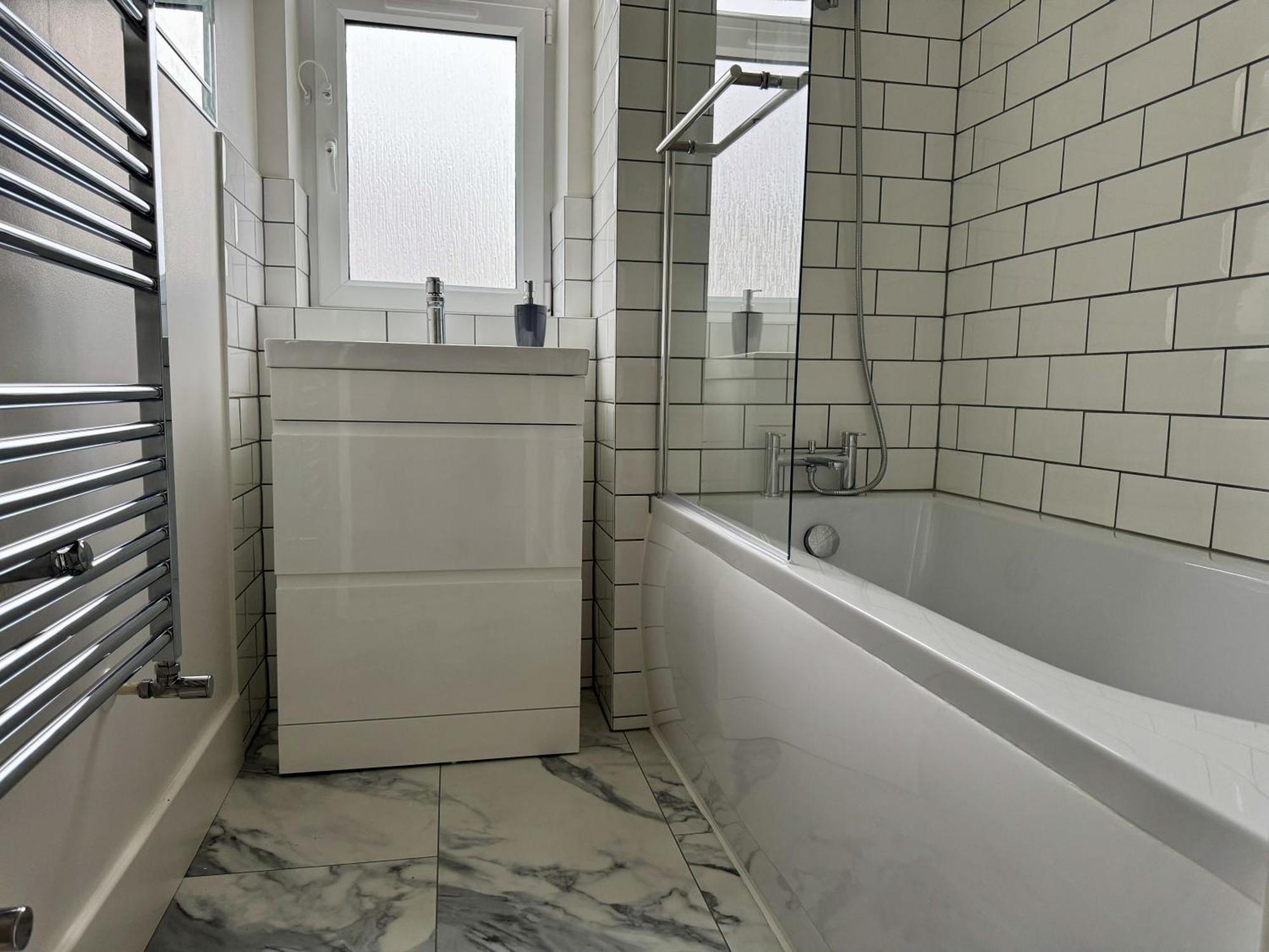 Spacious 2br, Great Amenities, 16 Min To City *